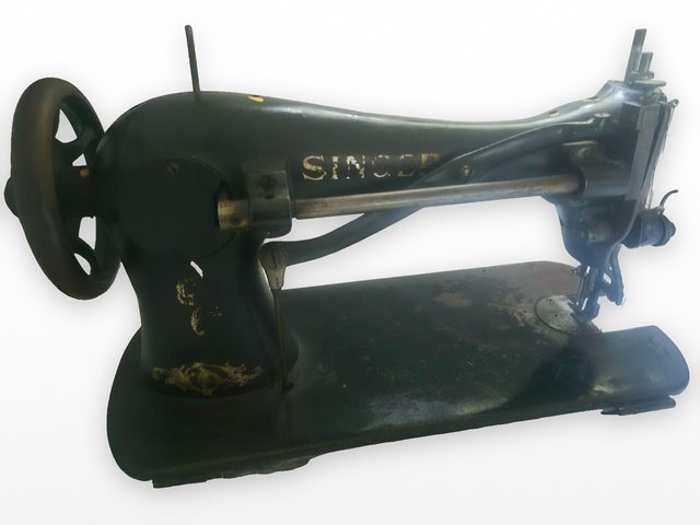 The 1952 Singer sewing machine used to make FLORES gloves.